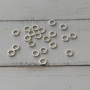 Anneaux ronds argentés pour attacher breloques, idéal pour créations bijoux et accessoires DIY