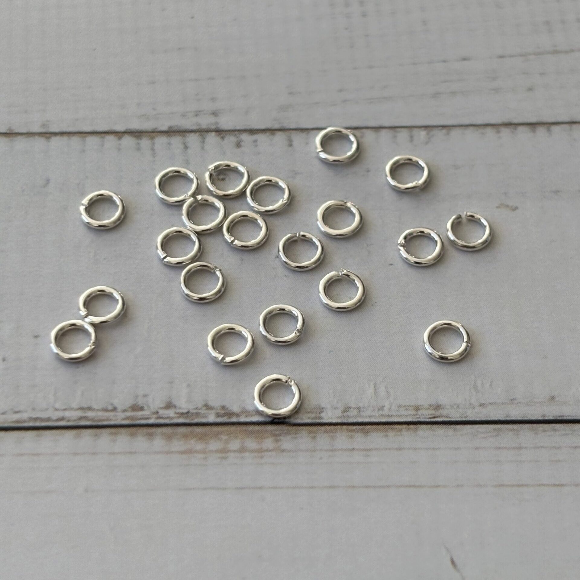 Anneaux ronds argentés pour attacher breloques, idéal pour créations bijoux et accessoires DIY