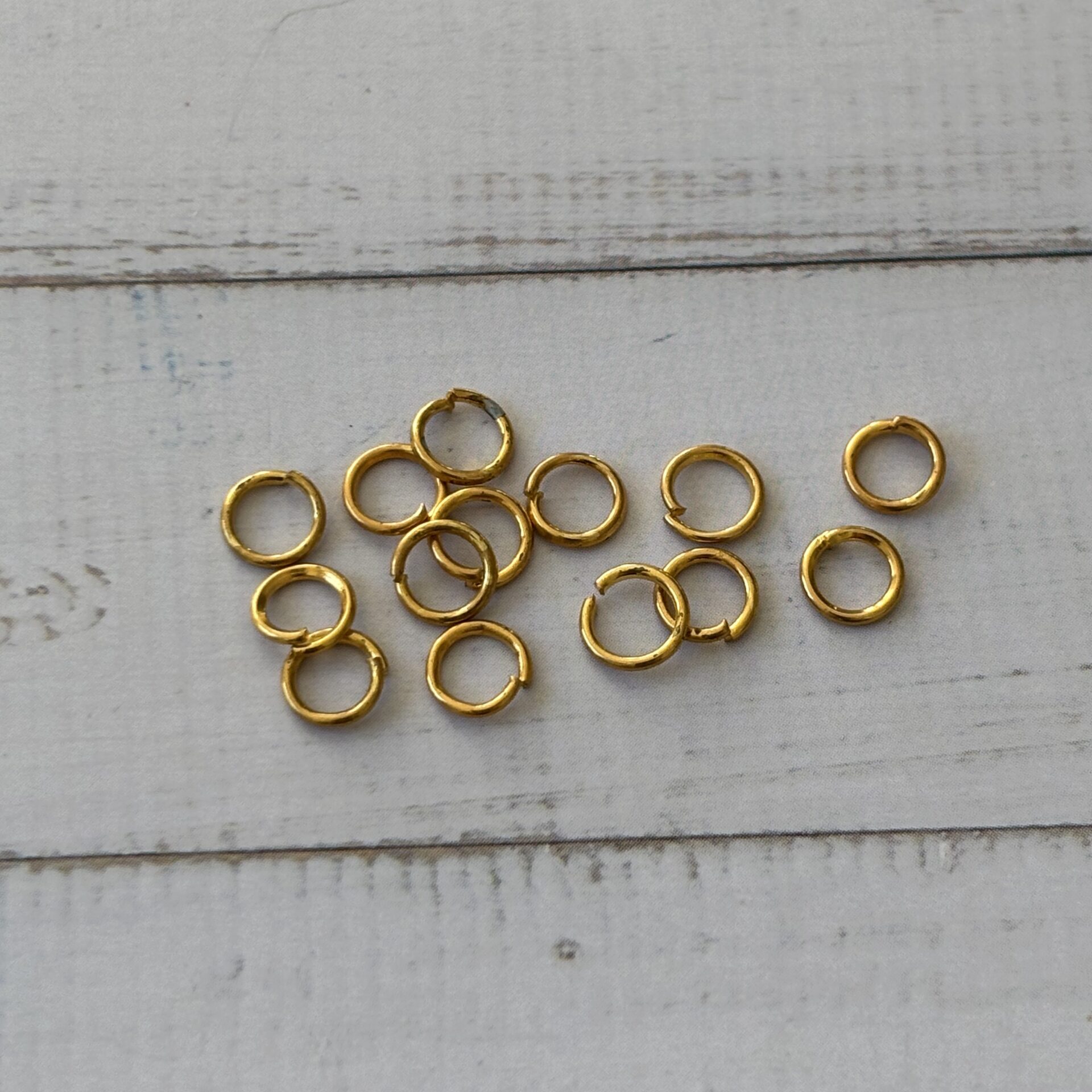 Anneaux ronds dorés avec attache pour breloques – accessoires bijoux DIY et création artisanale