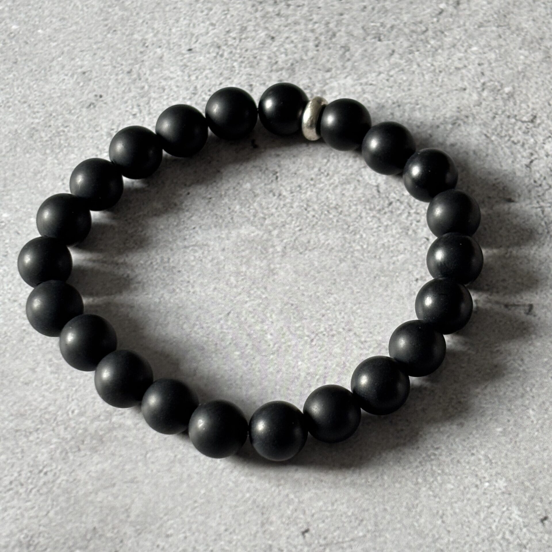 bracelet agate noire mate – élégance naturelle et énergie de stabilité