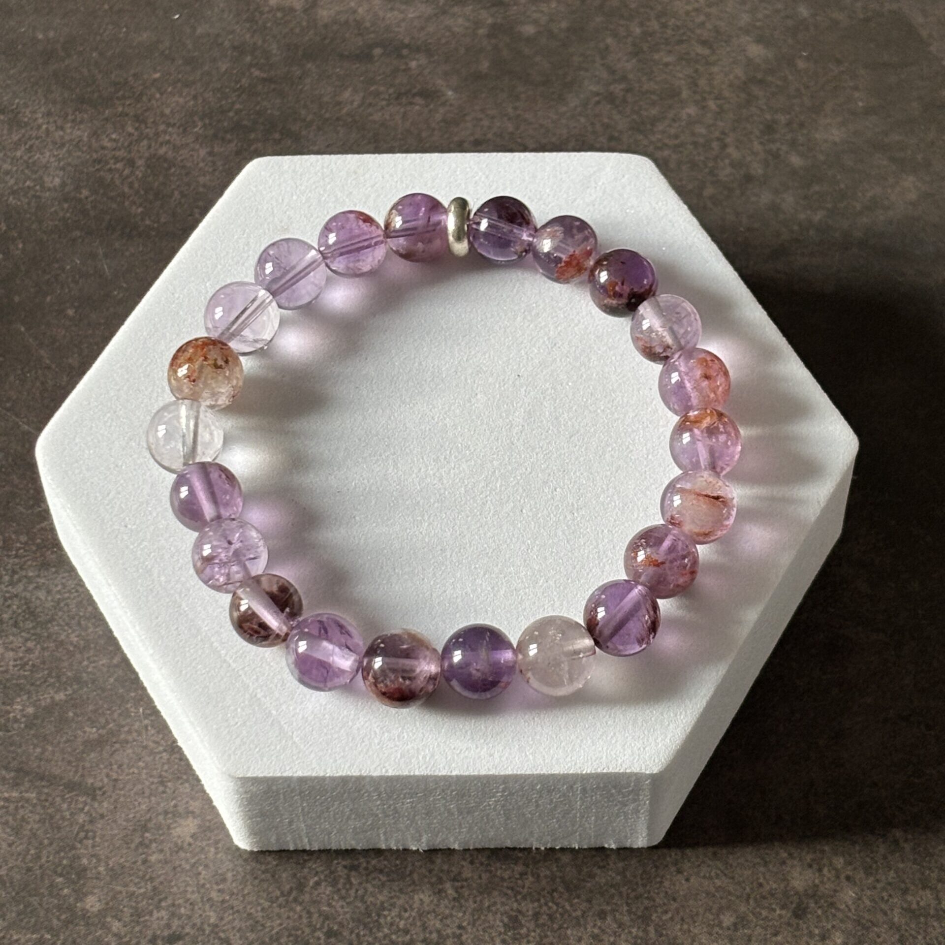 bracelet Améthyste Super Seven – énergie apaisante et vibration profonde pour le poignet