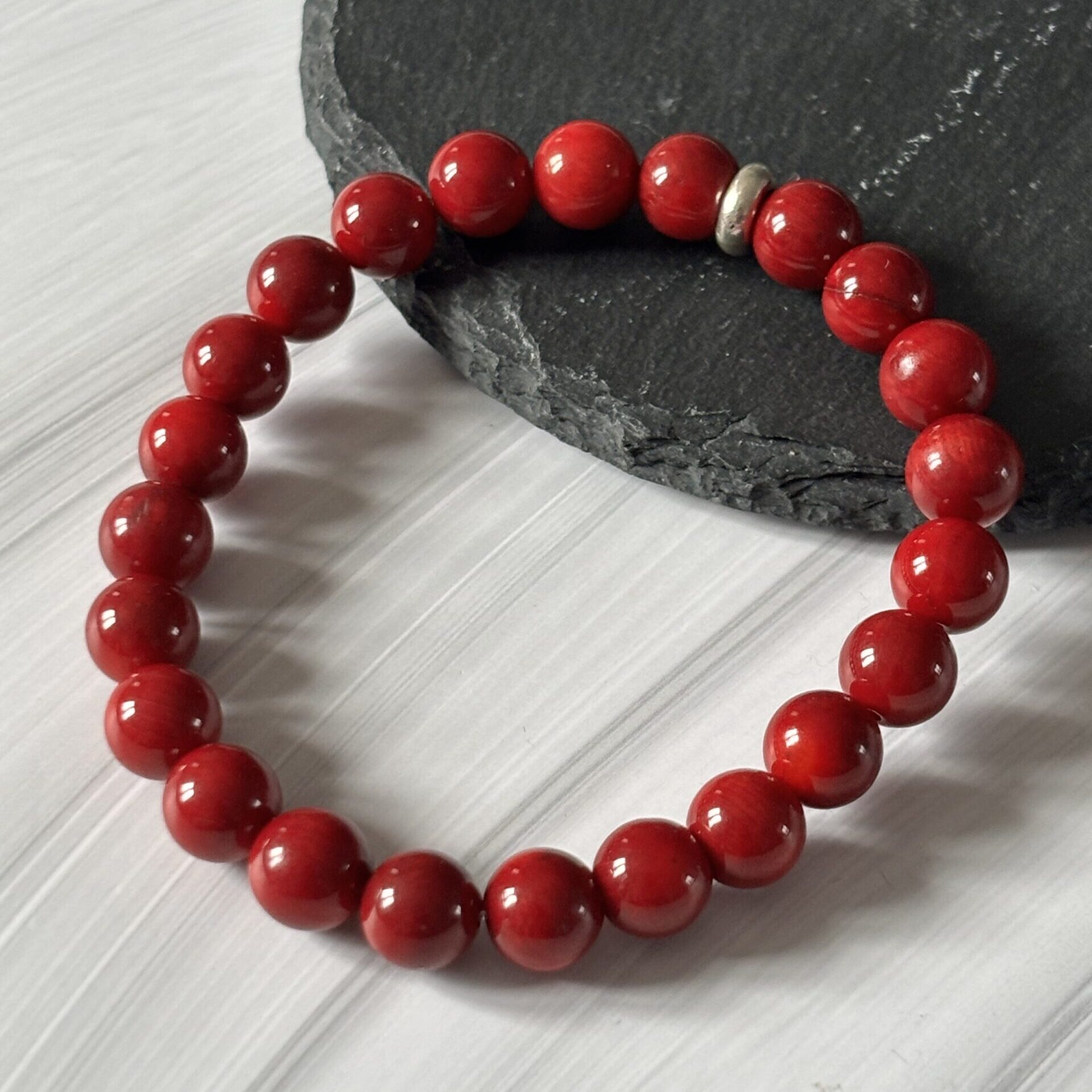 bracelet corail rouge – bijou artisanal en perles naturelles teintées 8 mm
