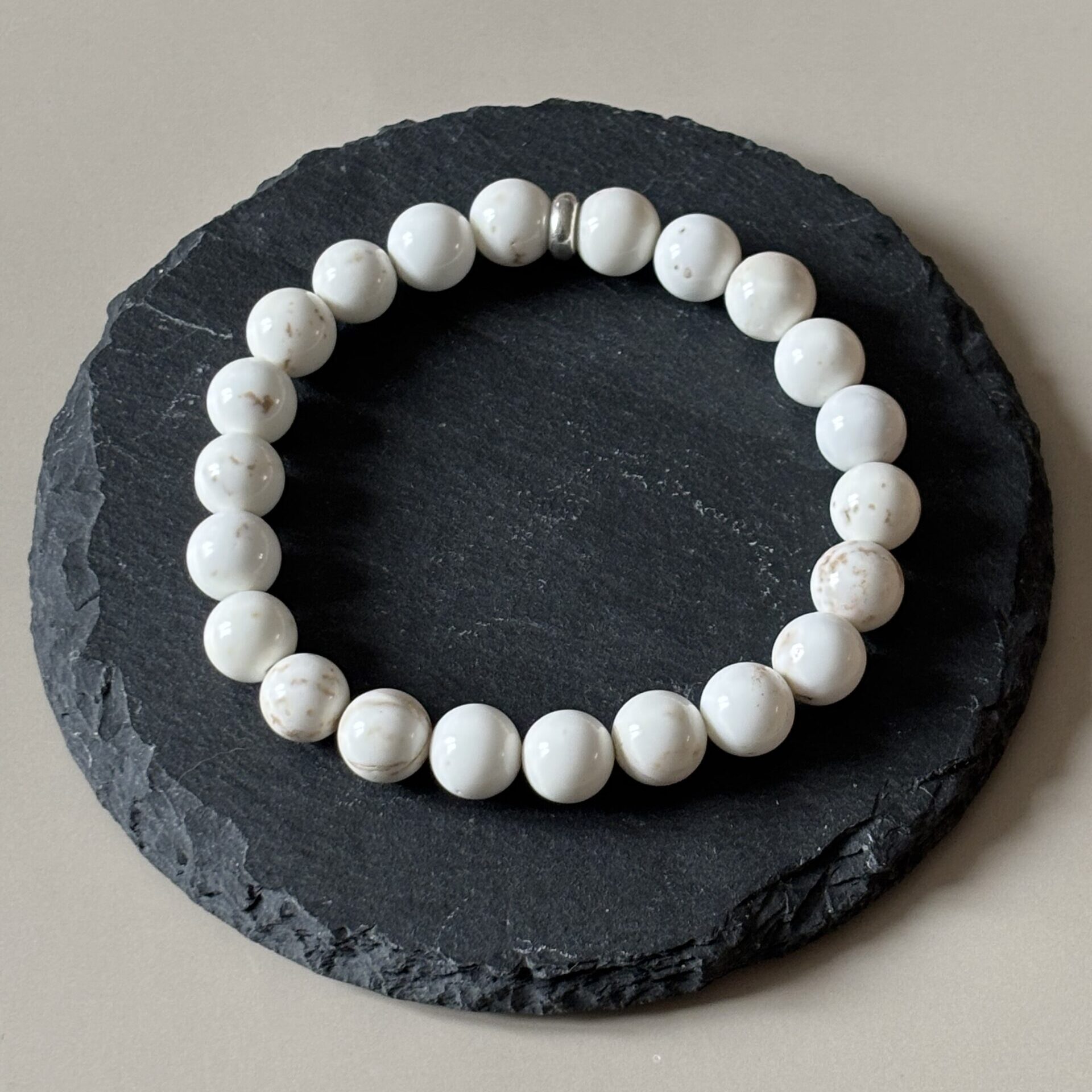 Bracelet en magnésite – perles naturelles blanches veinées pour détente et focus