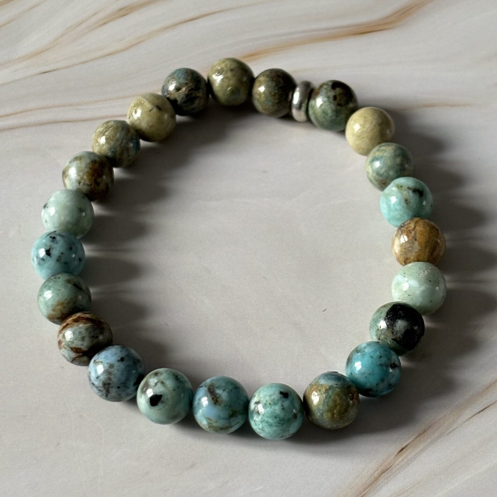 Bracelet en opale bleue – perles naturelles aux reflets lumineux et apaisants