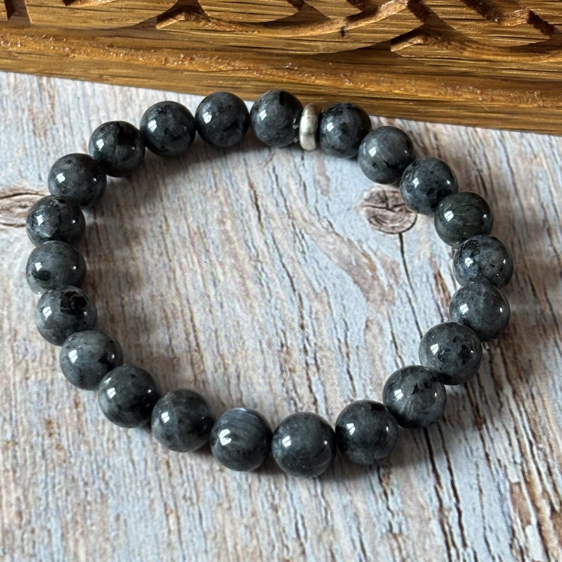 Bracelet en larvikite – perles naturelles aux reflets argentés et bleutés