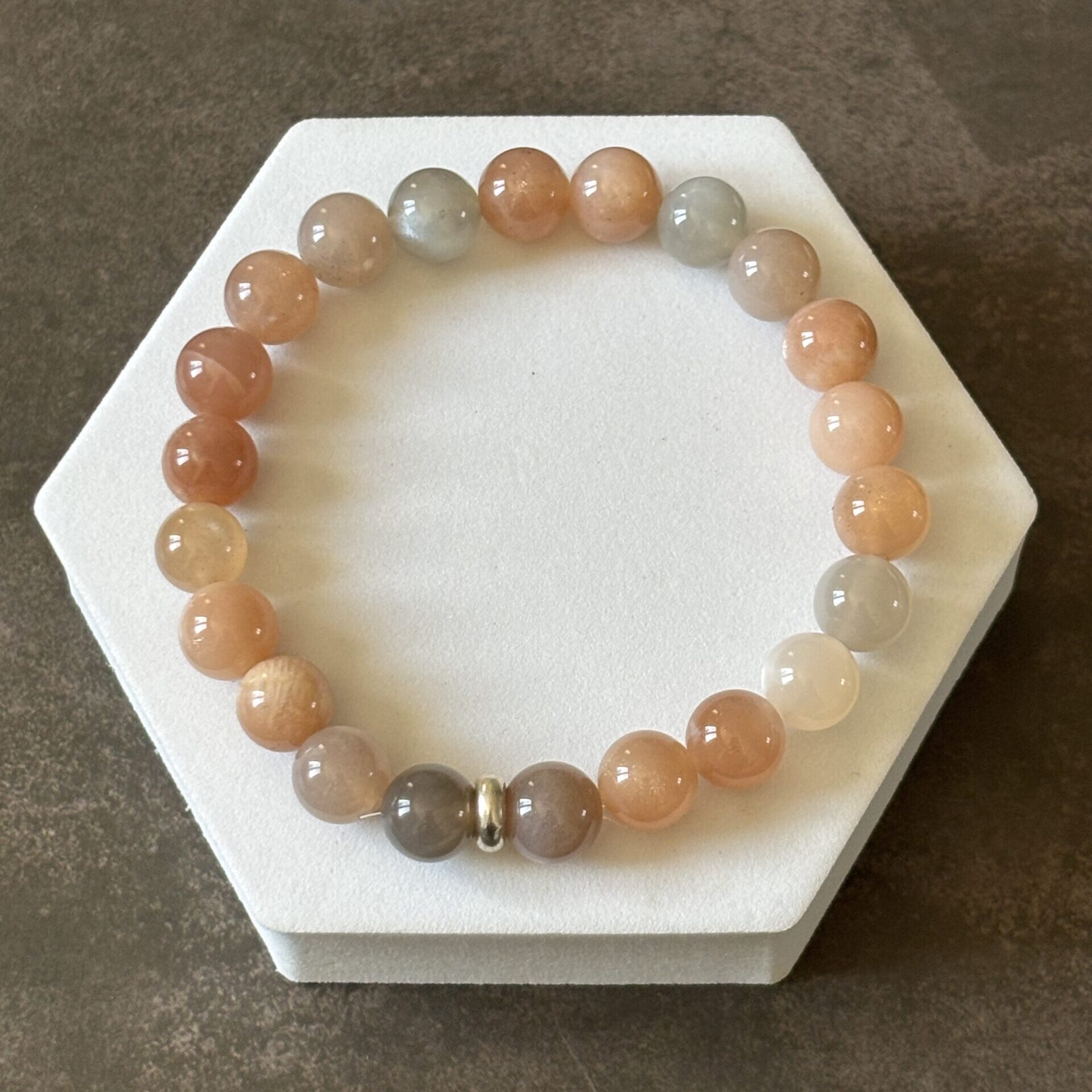 Bracelet Pierre de Lune multicolore artisanal — perles naturelles aux reflets changeants