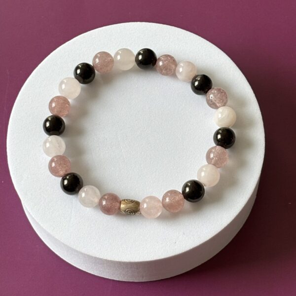 Bracelet artisanal en jais et quartz rose avec quartz fraise – Bienfaits énergétiques