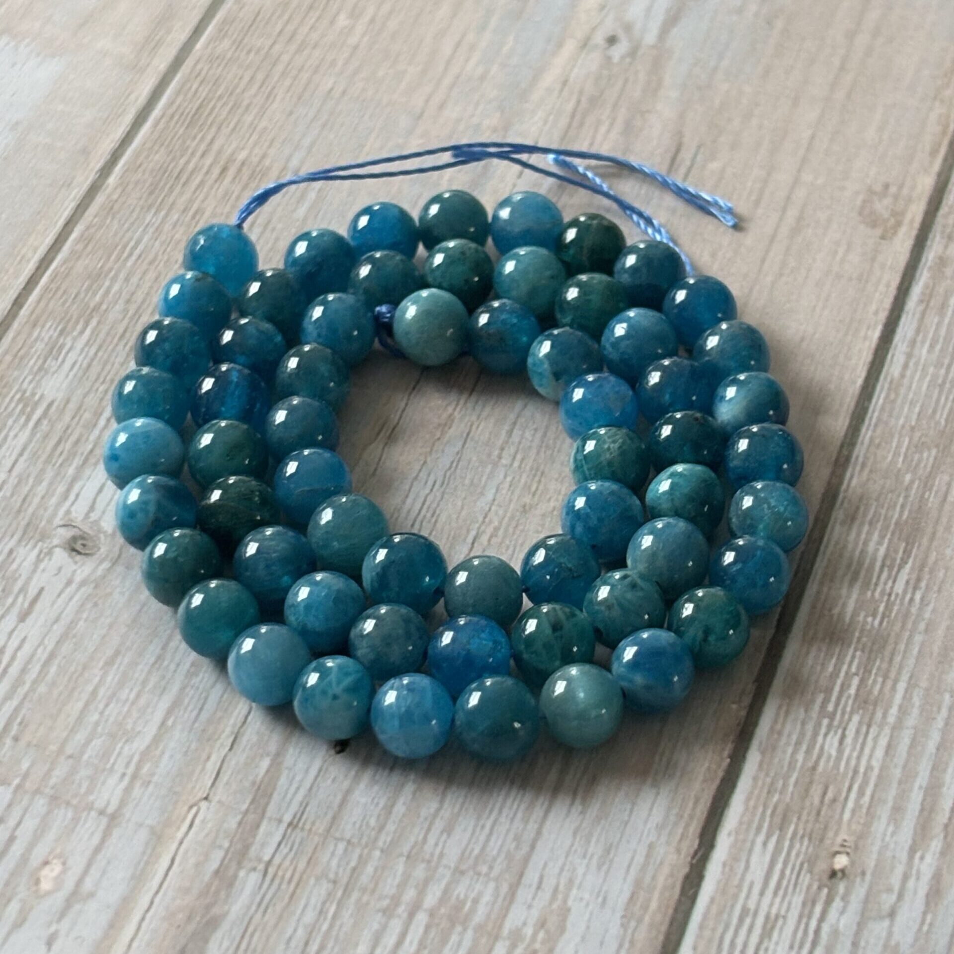 Perles artisanales 6 mm en apatite – Couleur bleu intense pour bijoux faits main