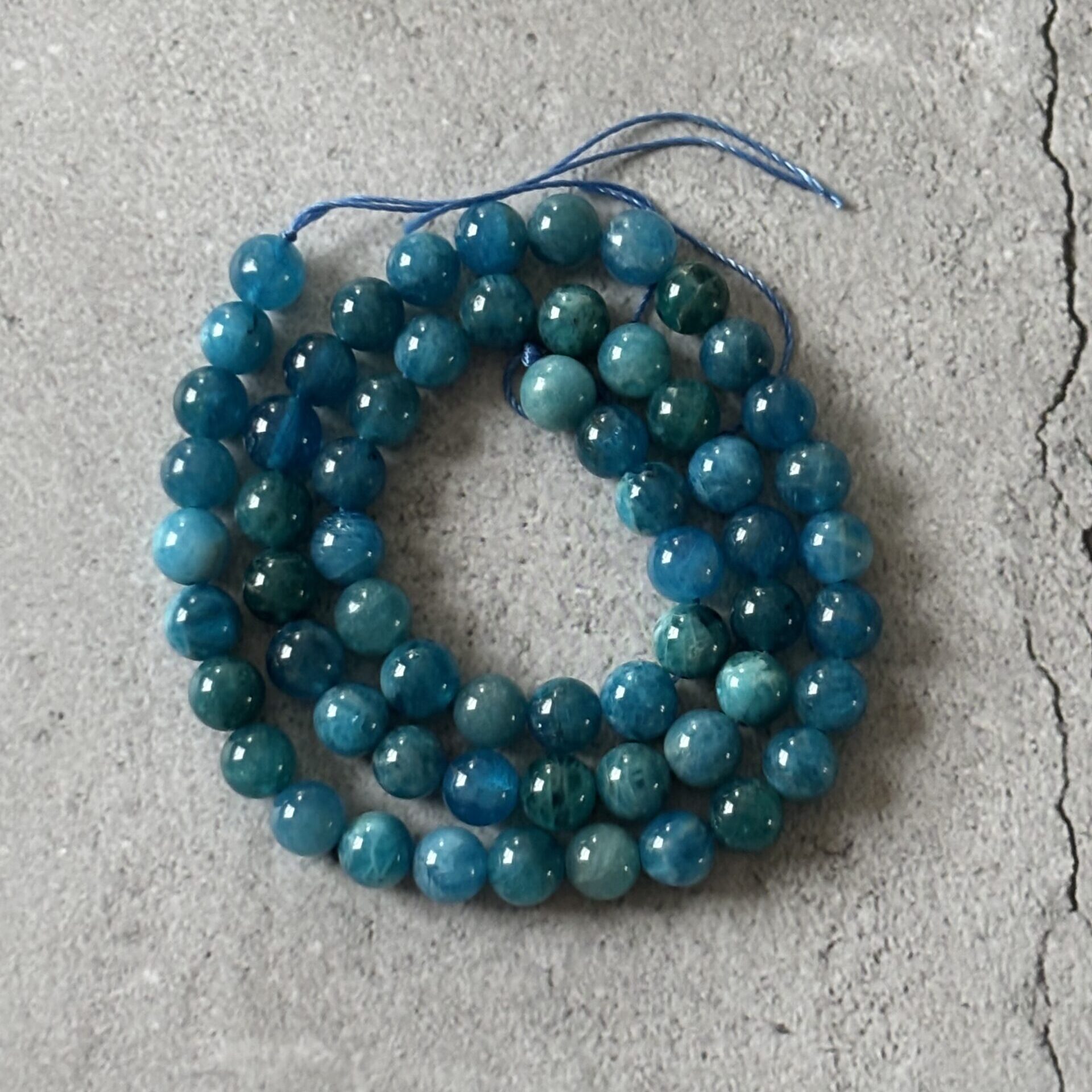 Perles 6 mm en apatite naturelle – Bleu profond pour création de bijoux artisanaux