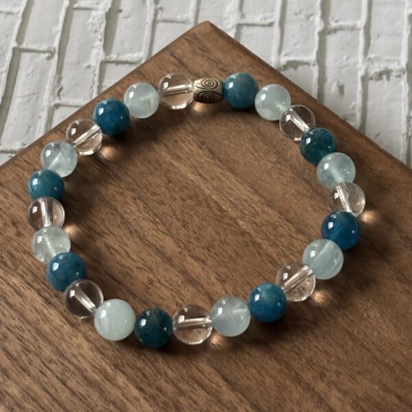 Bijou énergétique bracelet en pierres Apatite, aigue-marine et cristal de roche