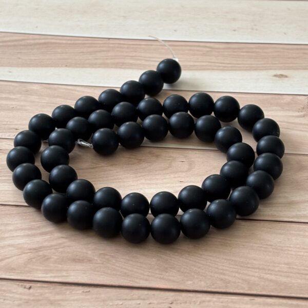 Perles gemmes agate noire mate 8 mm pour énergie apaisante et force intérieure