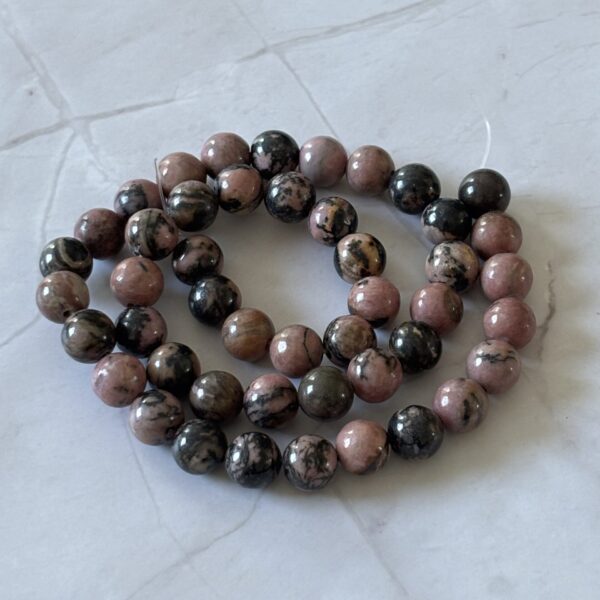 Perles rondes rhodonite 8 mm favorisant compassion et apaisement