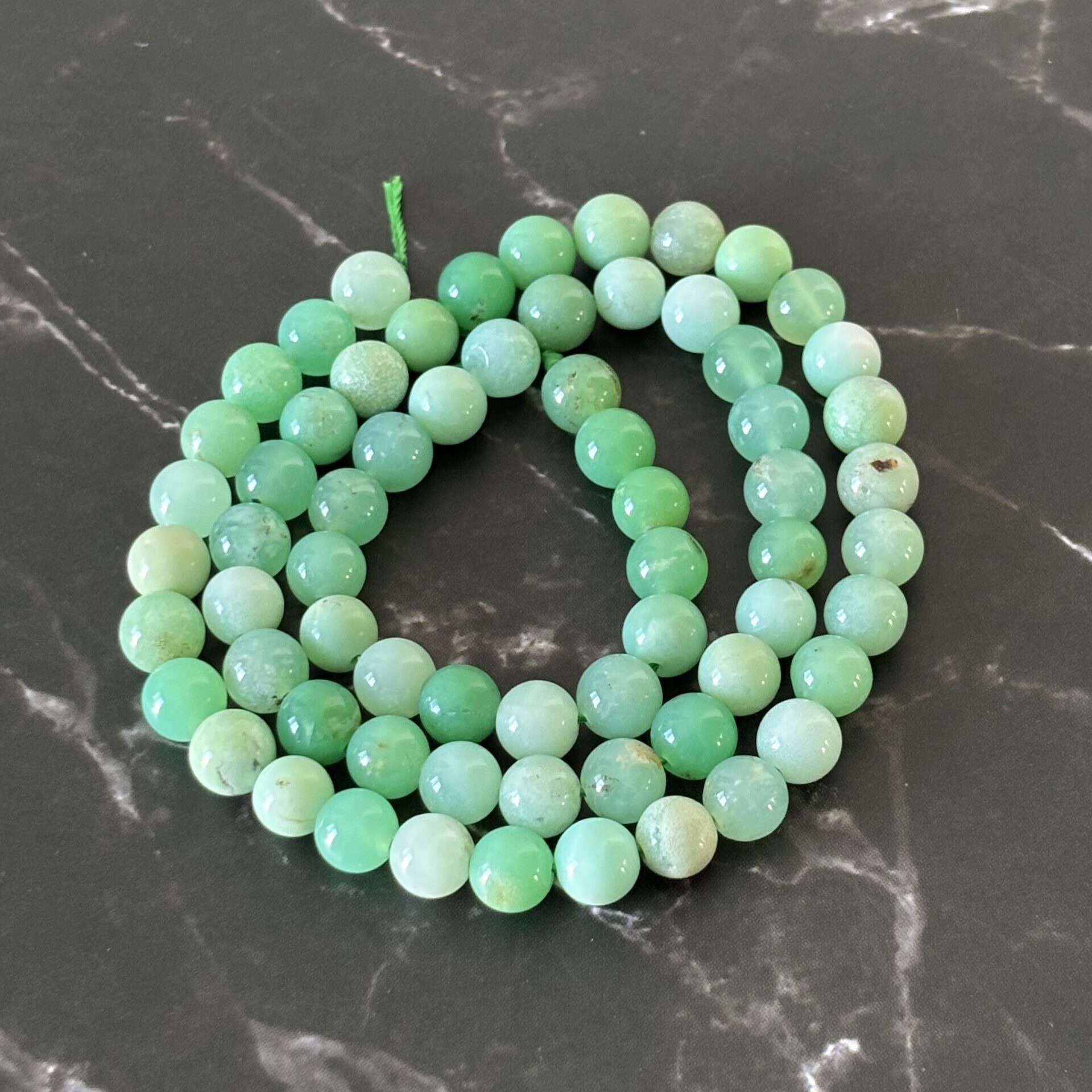 Chrysoprase polie en perles rondes, minéraux naturels pour lithothérapie