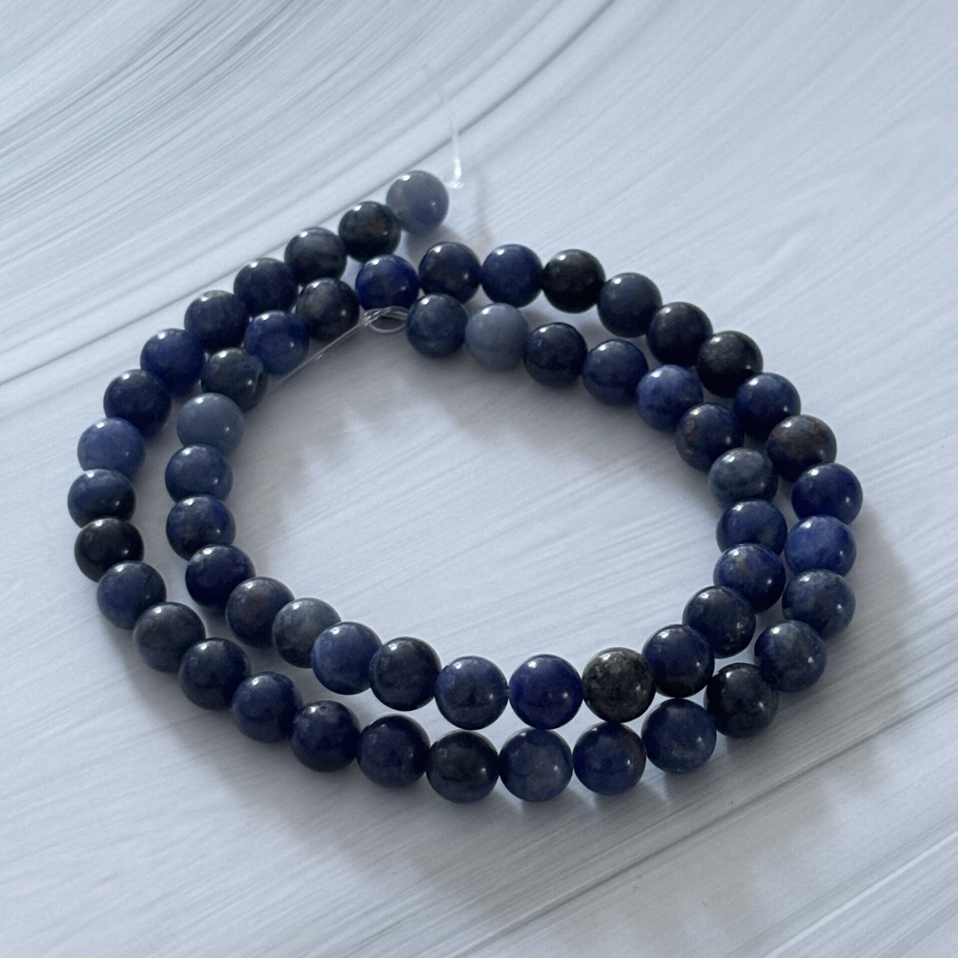 Perles de dumortiérite polies, pierres fines pour créations artisanales