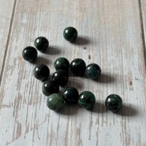 Perles émeraude foncée 8 mm – perles naturelles pour création de bijoux élégants et apaisants