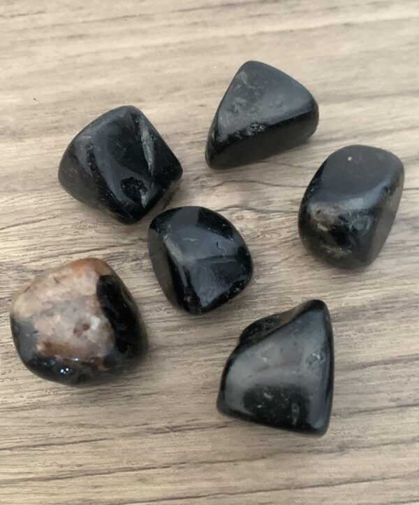 pierre naturelle de tourmaline noire