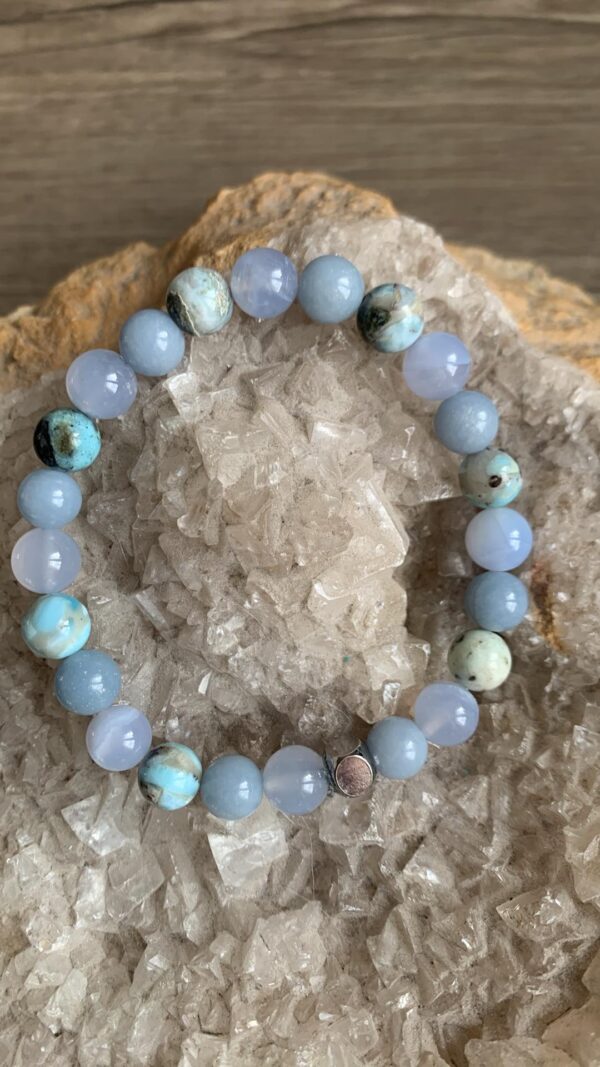 Bracelet chakra gorge en pierres naturelles d'angélite, calcédoine et opale bleue
