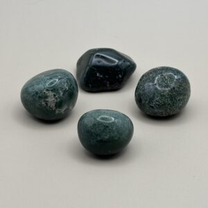Pierre roulée en Agate Mousse – inclusions vertes naturelles et énergie douce