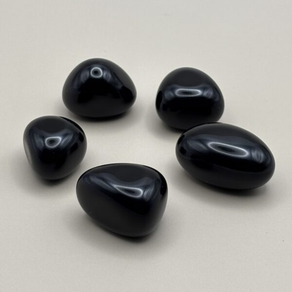 Pierre roulée en Agate Noire – élégance sobre et vibration protectrice