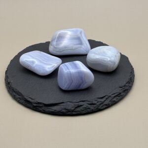 Calcédoine – pierre roulée bleue pour calmer le mental et clarifier les émotions