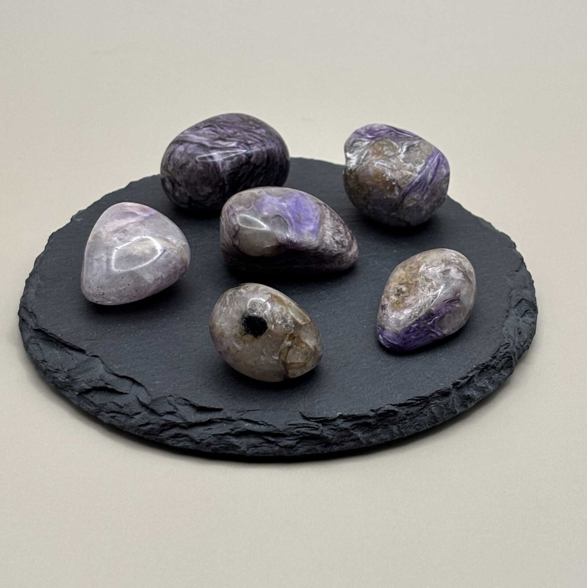 Charoïte naturelle – pierre roulée violette pour intuition et purification énergétique