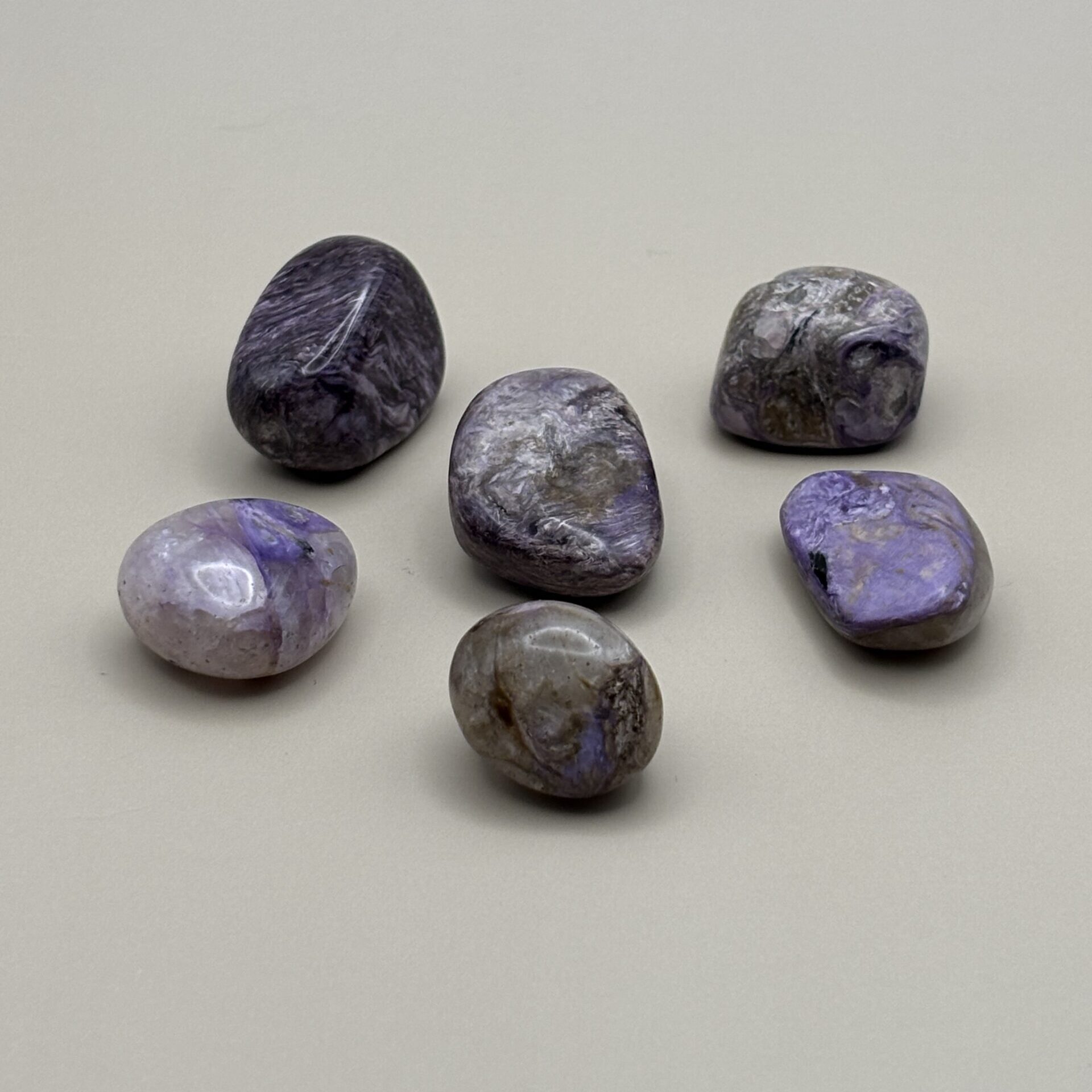 Pierre roulée en Charoïte – transformation intérieure et libération des peurs