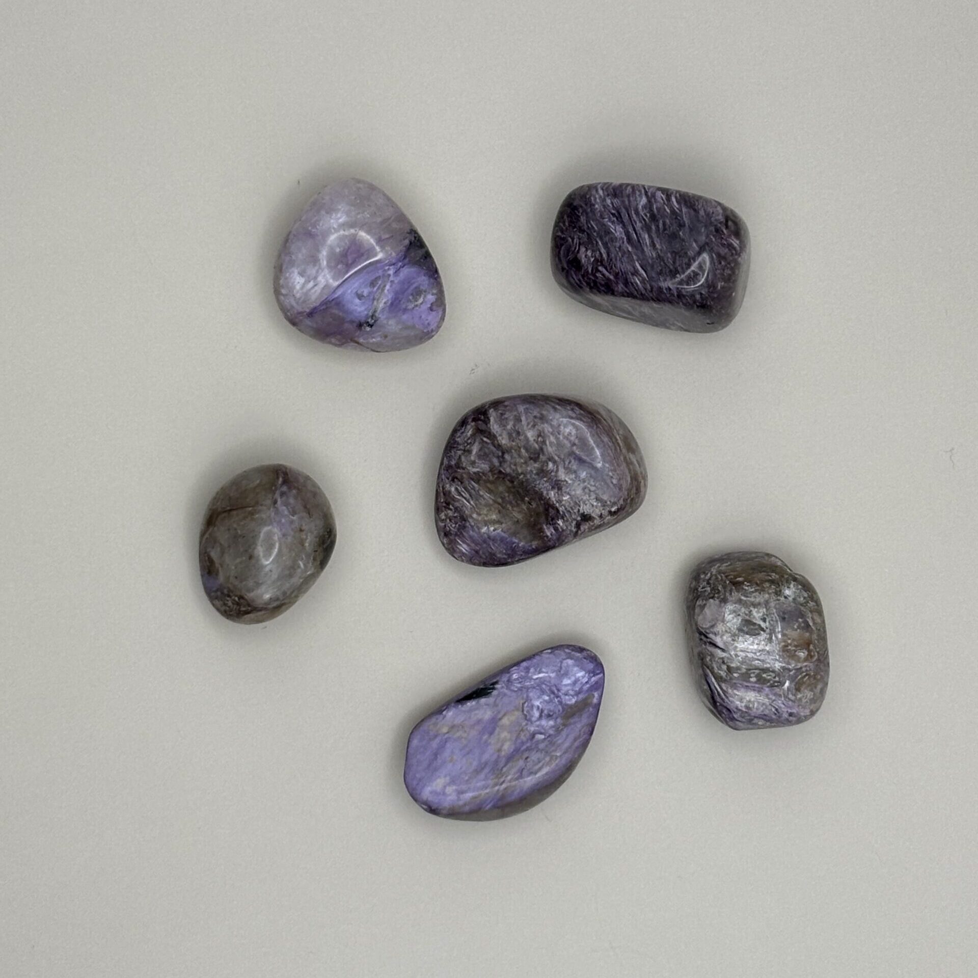 Pierre roulée Charoïte – apaisement mental et connexion spirituelle