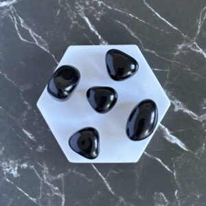 Agate Noire naturelle – pierre roulée de stabilité et ancrage
