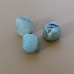 Pierre roulée en Aigue-Marine – bijou minéral bleu clair et rafraîchissant