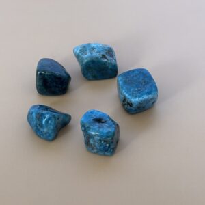 Pierre roulée en Apatite – pierre naturelle bleue pour équilibre et créativité
