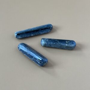 Cyanite brute bleue – pierre de centrage et de méditation profonde