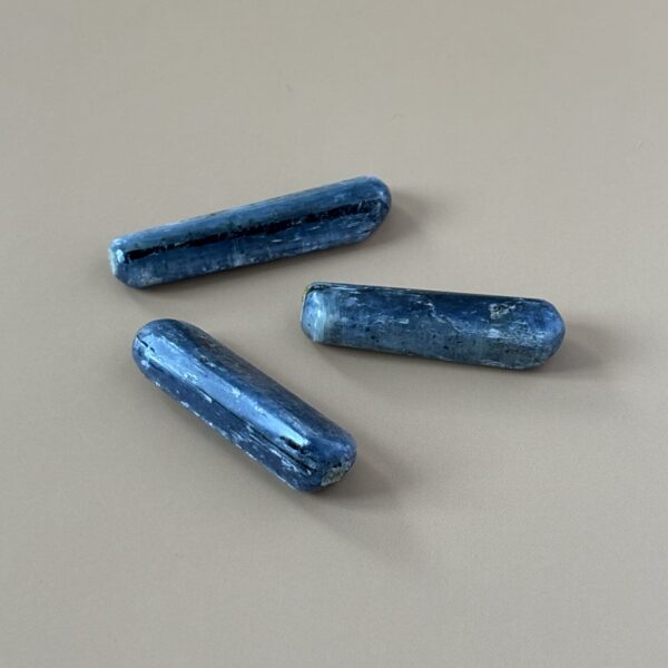 Cyanite brute bleue – pierre de centrage et de méditation profonde