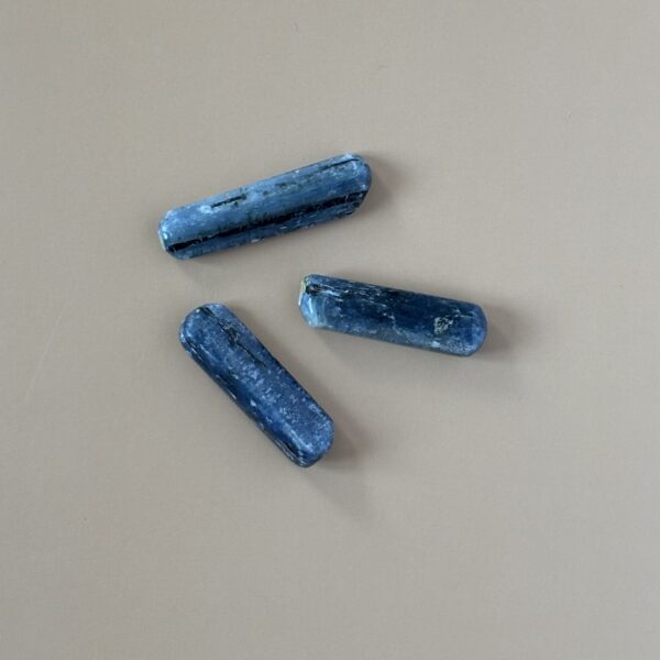 Cyanite bleue naturelle – pierre d’alignement, de communication et de paix intérieure