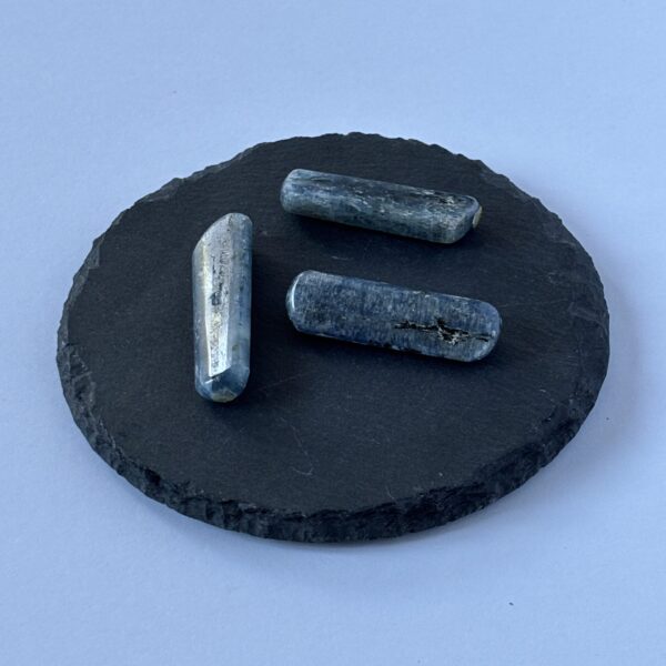 Disthène (Cyanite) – pierre bleue apaisante pour chakra gorge et expression