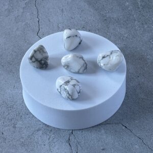 Howlite polie – pierre de stabilité émotionnelle et de recentrage