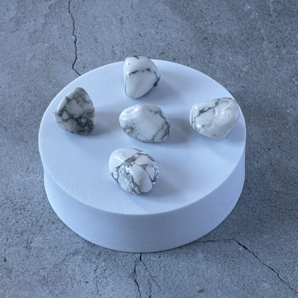 Howlite polie – pierre de stabilité émotionnelle et de recentrage