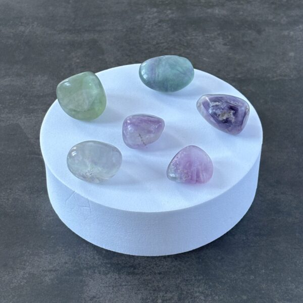 Cristal de Fluorite – pierre d’ancrage spirituel et d’alignement des chakras