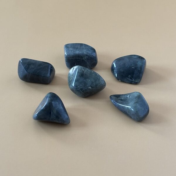 Pierre Labradorite – absorbe les énergies négatives et protège l’aura