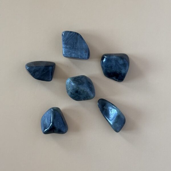 Pierre Labradorite – absorbe les énergies négatives et protège l’aura
