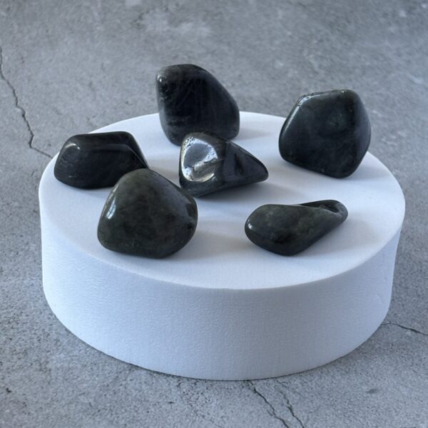 Labradorite naturelle – pierre de protection, d’intuition et de régénération énergétique