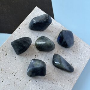 Pierre Labradorite – absorbe les énergies négatives et protège l’aura