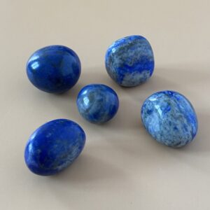 Lapis Lazuli poli – pierre bleue intense pour harmoniser le mental et le chakra de la gorge