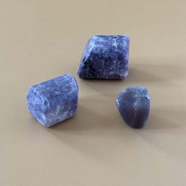 Lépidolite naturelle – pierre de calme intérieur, anti-stress et apaisement émotionnel
