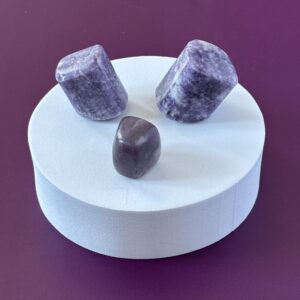 Lépidolite polie – pierre violette calmante pour se recentrer et lâcher prise