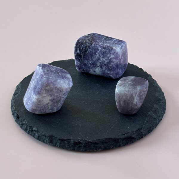 Lépidolite roulée – soutien en période de stress, d’anxiété ou de transition