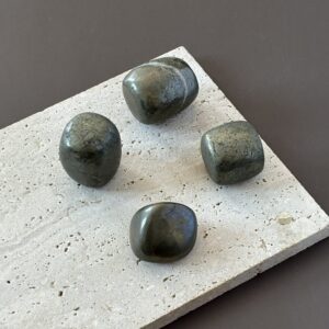Pyrite brute – cristaux métalliques pour concentration, clarté mentale et réussite