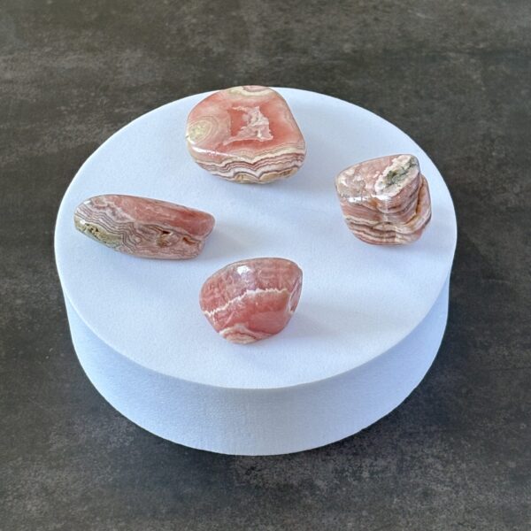 Pierre roulée Rhodochrosite – équilibre émotionnel et ouverture du cœur