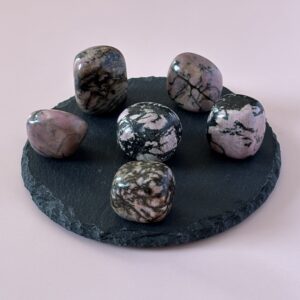 Pierre roulée Rhodonite – harmonise les blessures affectives et aide à aller de l’avant