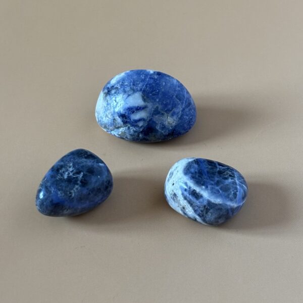 Sodalite naturelle – pierre bleue pour l’intuition et la clarté d’esprit