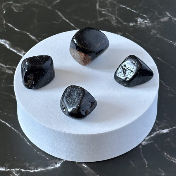 Tourmaline noire polie – absorbe les ondes électromagnétiques et renforce la stabilité intérieure